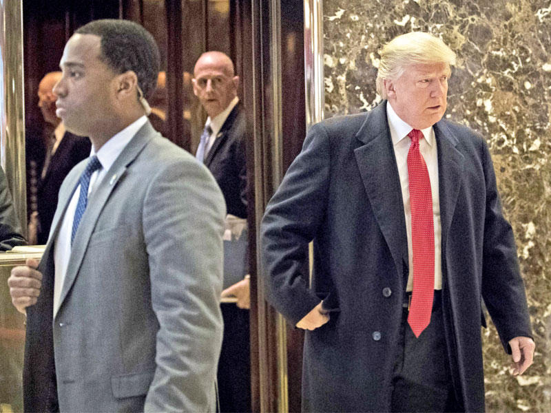 ترامب في برجه «ترامب تاور» بمدينة نيويورك أمس الأول (أ ف ب)