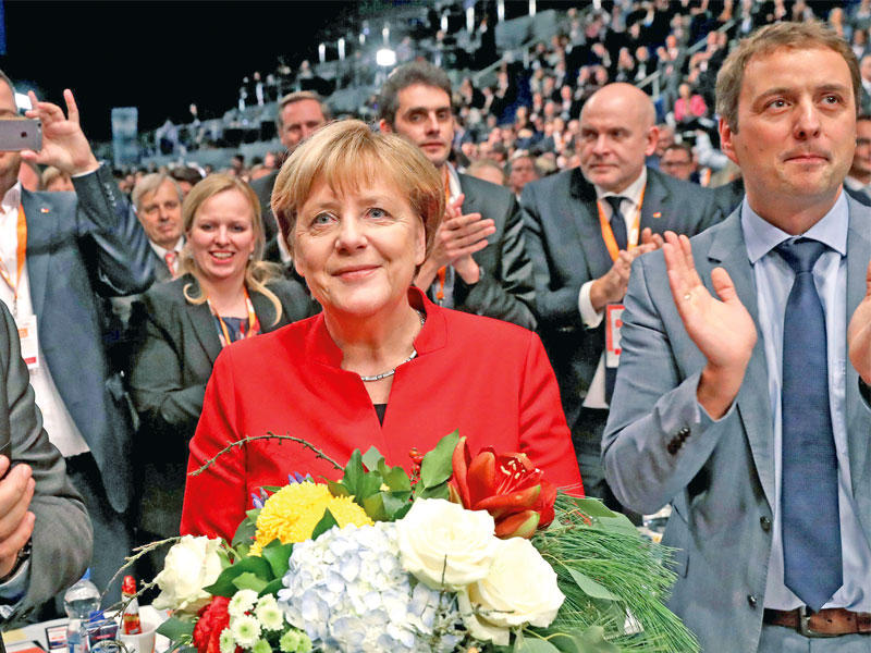 ميركل تحتفل بعد فوزها أمسt(اي بي ايه)