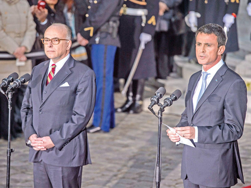 فالس من اليمين بجانب كازانوف خلال مراسم التسليم الرسمية بباريس أمس    (اي بي ايه)