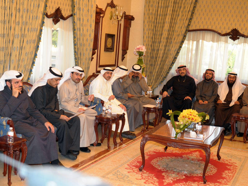 جانب من اجتماع النواب الثاني في ديوان المطير أمس