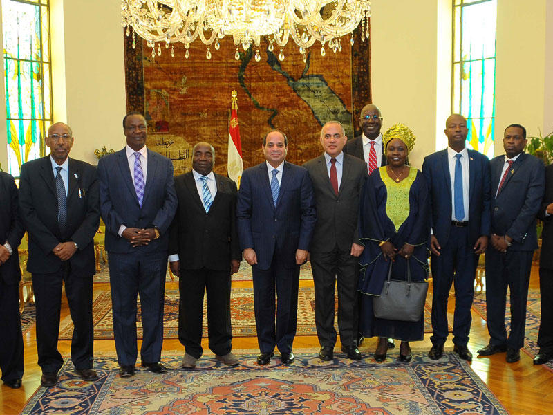 السيسي مستقبلا وزراء المياه والري بدول حوض النيل في القاهرة أمس (الرئاسة المصرية)