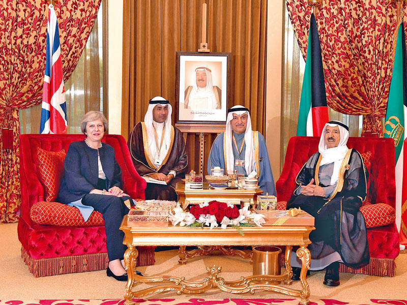 سمو الأمير ورئيسة الوزراء البريطانية قبل القمة أمس (بنا)
