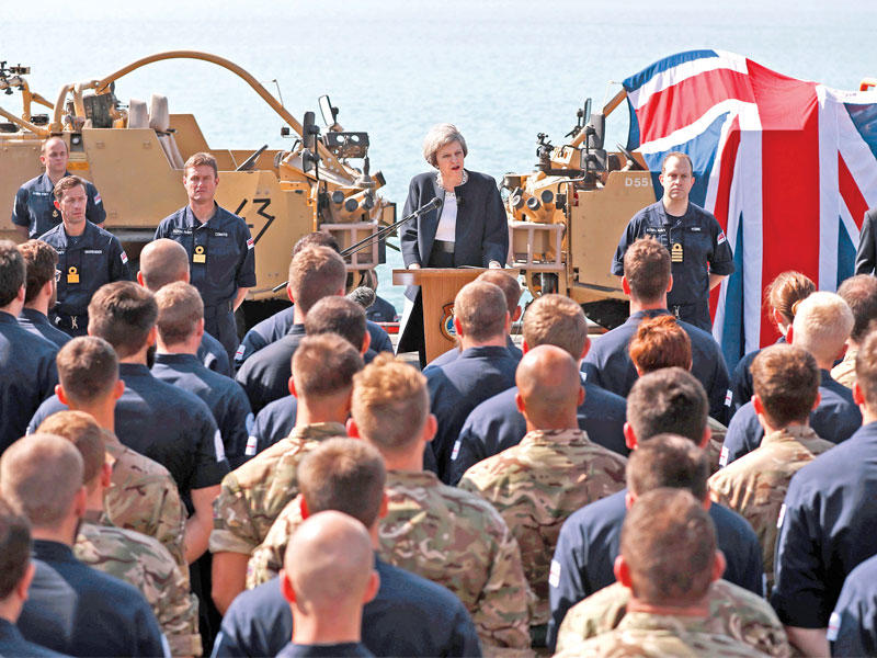 ماي على متن حاملة الطائرات اتش أم أس اوشن في المنامة أمس (رويترز)