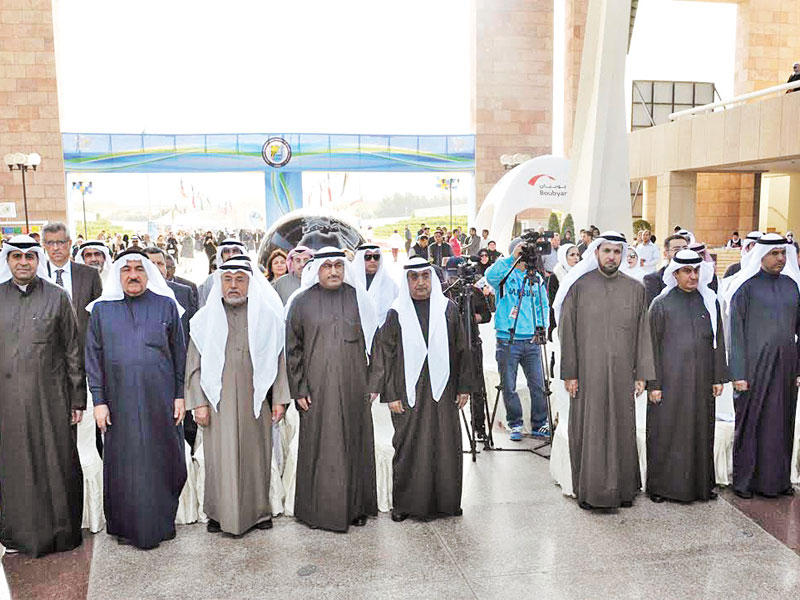 مدير جامعة الكويت بالإنابة د. بدر العمر والفارس متوسطين الحضور في الكرنفال
