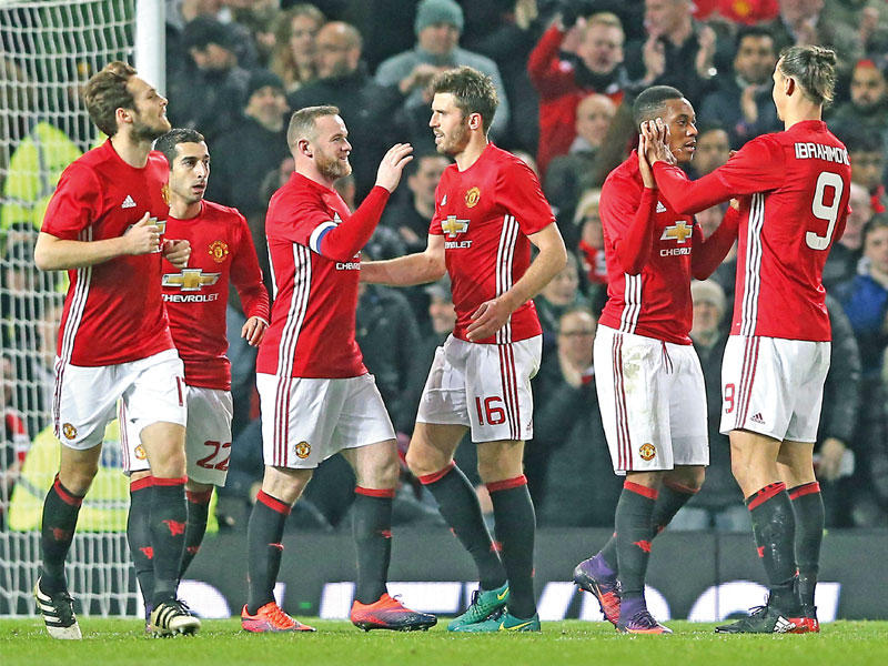 لاعبو مانشستر يونايتد خلال مباراة سابقة