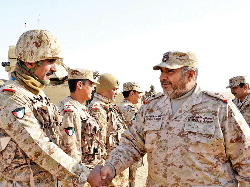 الصالح مصافحاً أحد ضباط القوة البرية