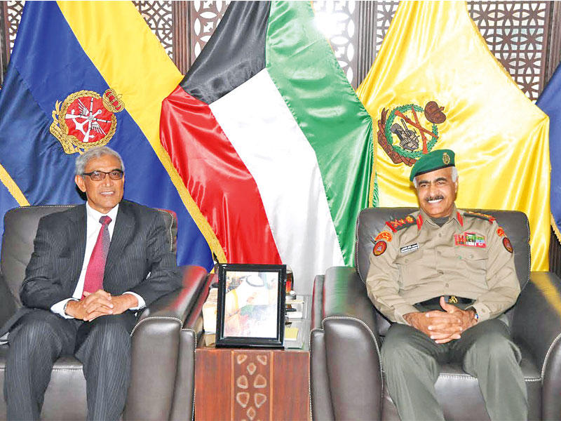  رئيس الأركان العامة للجيش الفريق الركن محمد الخضرمستقبلاً السفير رشيد