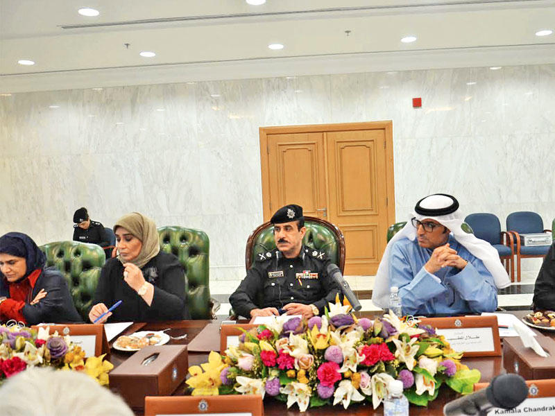 الماجد خلال الاجتماع مع فريق «حقوق الإنسان»