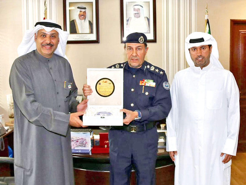 الشمري مكرماً العقيد الأمير