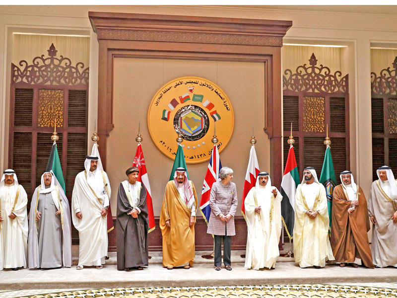 زعماء مجلس التعاون ورئيسة الحكومة البريطانية في صورة تذكارية بالمنامة أمسt (رويترز)