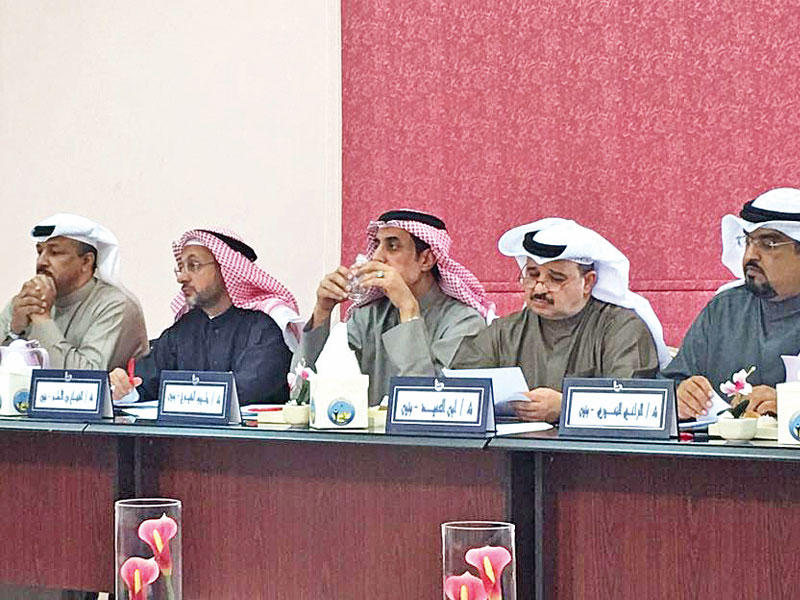 جانب من اجتماع العتيبي مع مديري مدارس الفروانية