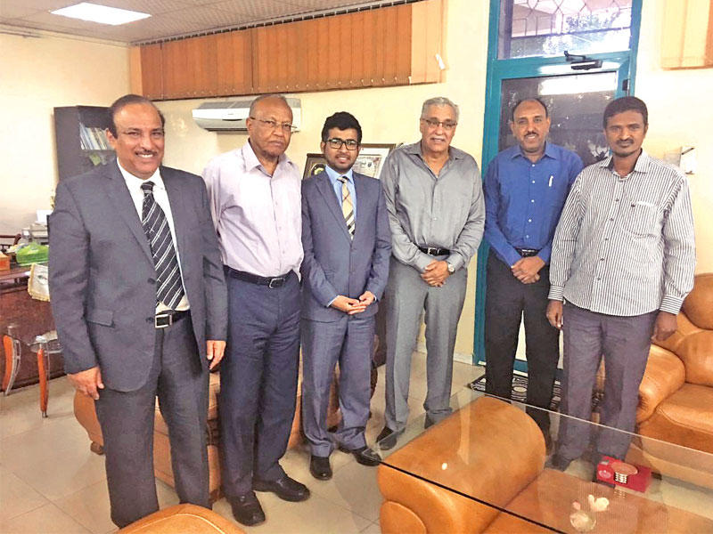 الصالح ووزير الصحة السوداني وعدد من العاملين في الوزارة 