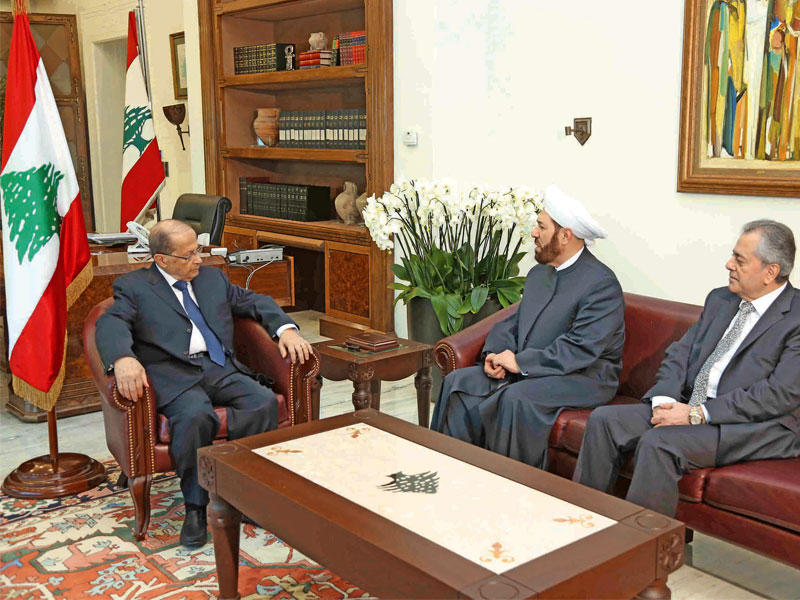 عون أثناء لقائه حسون يرافقه السفير السوري في بعبدا أمس ( دالاتي ونهرا)