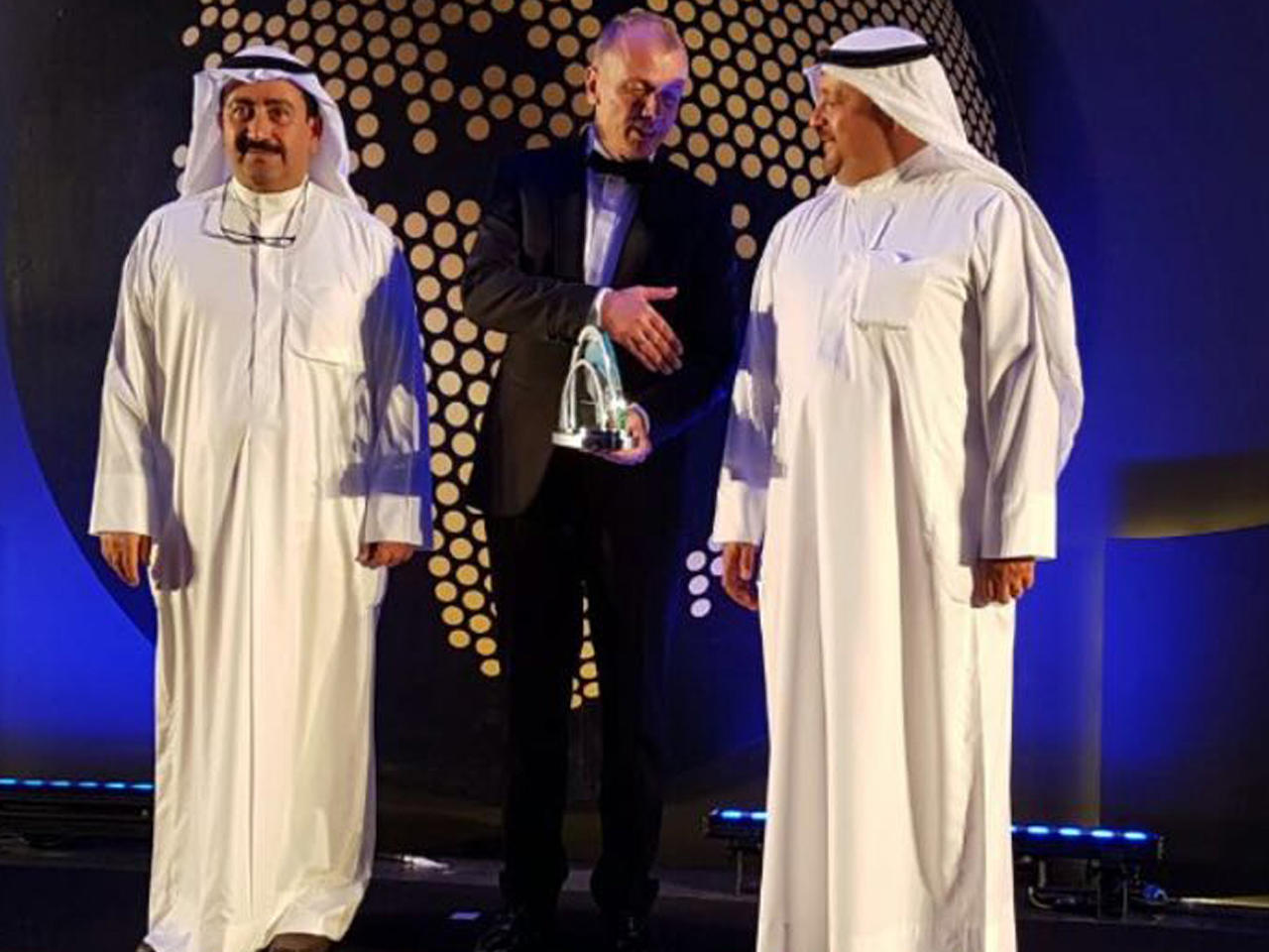 العسعوسي أثناء تسلمه جائزة التدريب البحري من هيئة قائمة (لويدز) العالمية