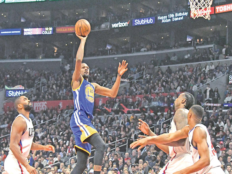 دورانت نجم ووريرز في محاولة للتسجيل في سلة كليبرز