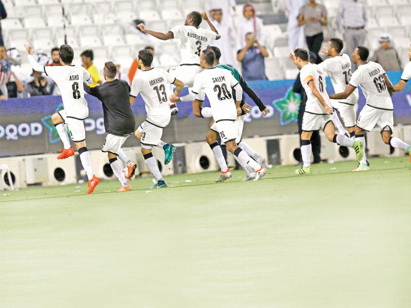 لاعبو السد يحتفلون بعد الفوز الساحق على الريان