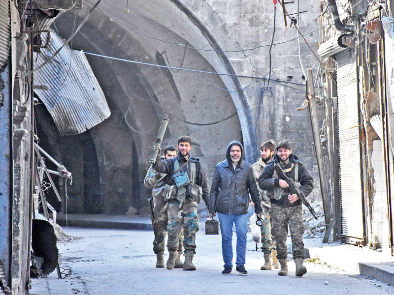 مقاتلون موالون للأسد في حي باب الحديد بحلب القديمة أمس (أ ف ب)