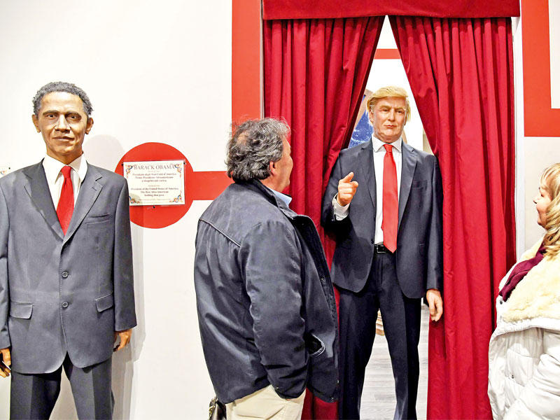 تمثالان لترامب والرئيس الأميركي باراك أوباما في متحف الشمع بروما أمس         (أ ف ب)