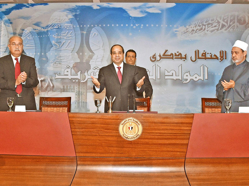 السيسي متوسطاً شيخ الأزهر أحمد الطيب ورئيس الوزراء شريف إسماعيل لدى حضوره الاحتفال بذكرى المولد النبوي الشريف في القاهرة أمس  (الجريدة)n