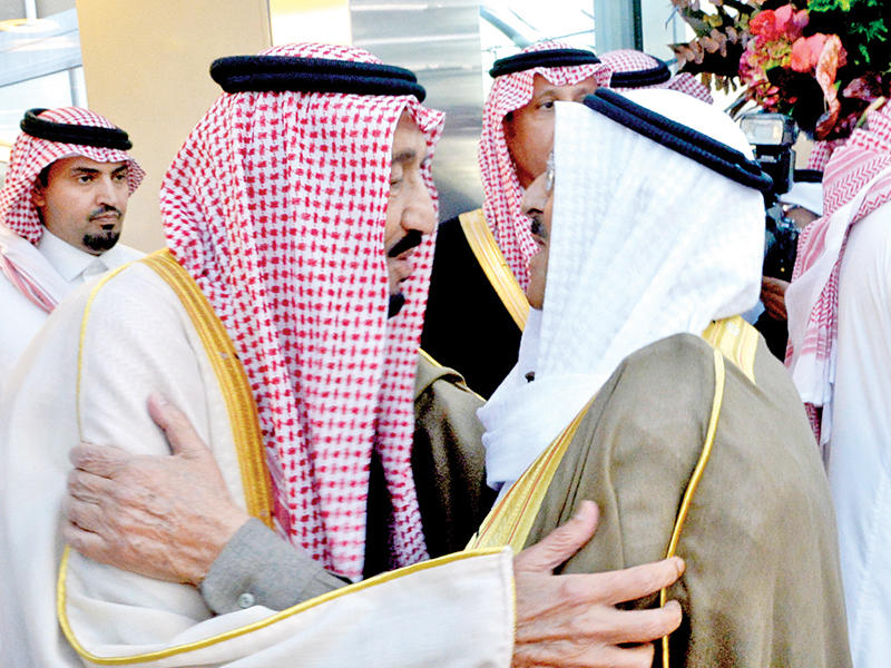 صاحب السمو مستقبلاً خادم الحرمين لدى وصوله أمس