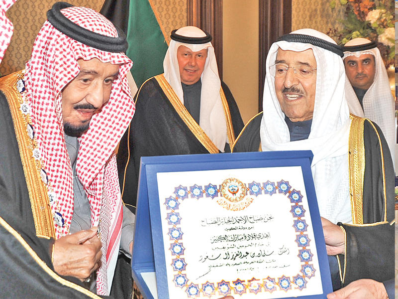 قلادة مبارك الكبير من سمو الأمير إلى الملك سلمان