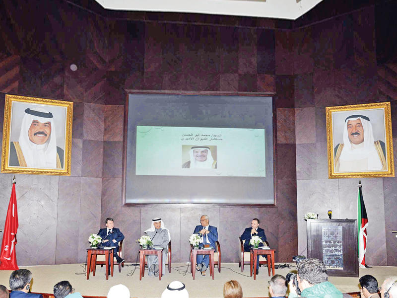 محمد أبو الحسن متوسطاً السفراء المشاركين في الندوةn