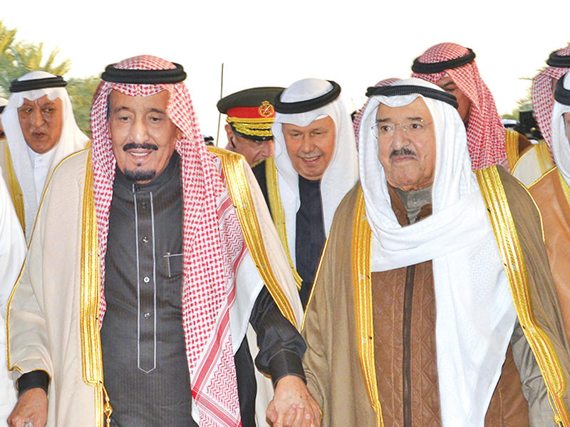 الأمير مستقبلاً خادم الحرمين في قصر بيان أمس