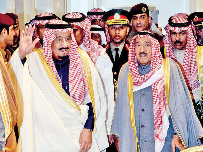 صاحب السمو وضيفه خادم الحرمين محيياً مستقبليه خلال الغداء التكريمي أمس