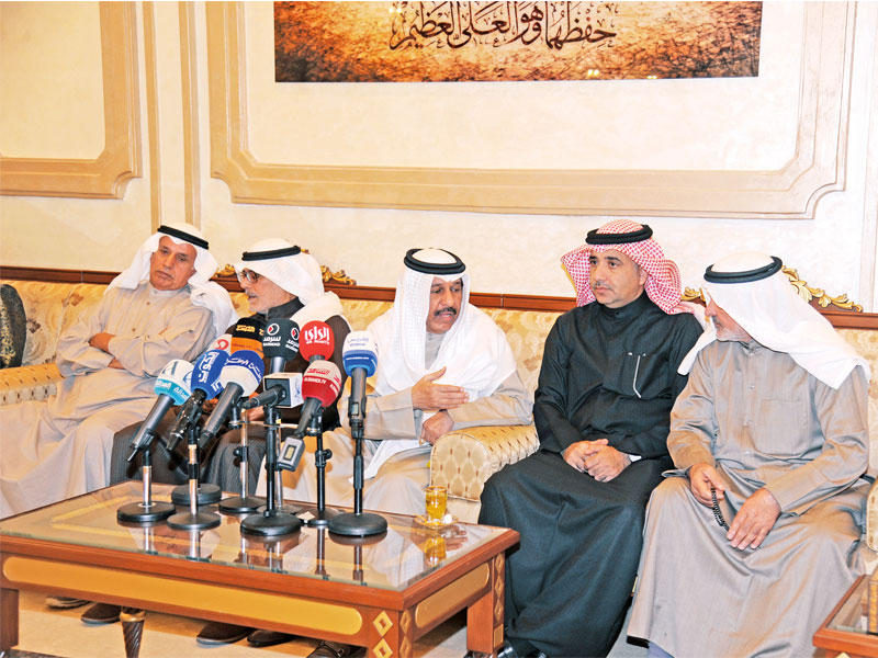 الهرشاني في حديث مع نواب خلال اجتماعهم في ديوان سعدون حماد  (صورة أرشيفية)