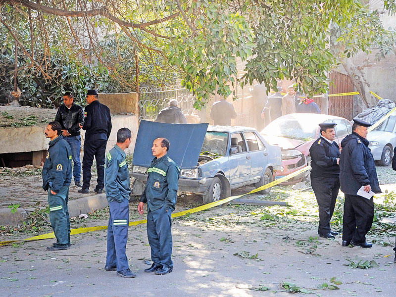 عناصر من «الأدلة الجنائية» وقوات الأمن في محيط موقع الانفجار بشارع الهرم أمس (الجريدة)