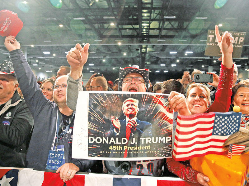 أنصار ترامب خلال لقائهم به في إيوا أمس الأولt(رويترز)