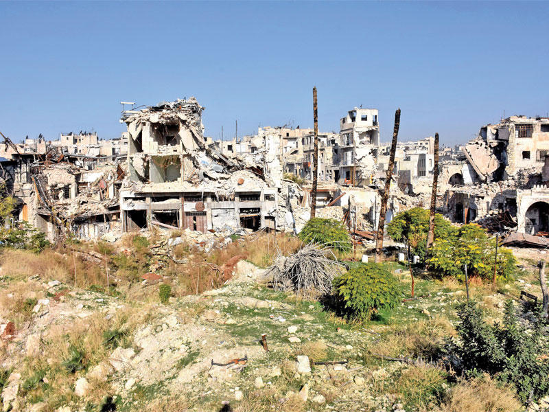 جانب من الدمار في حي الجديدة بحلب القديمة     (أ ف ب)