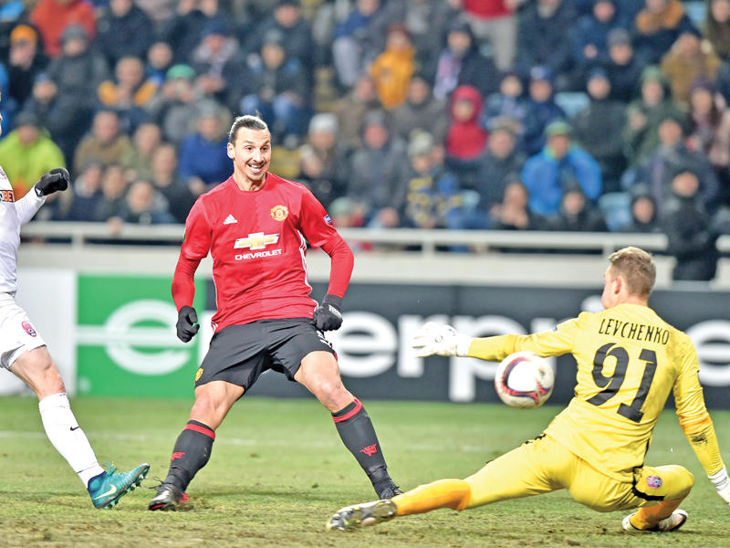 إبراهيموفيتش نجم مانشستر يونايتد يحرز هدفه في مرمى زوريا 