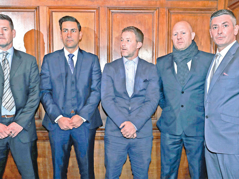 اللاعب السابق مات موناغان وستيف والترز وجايسون دانفورد إلى جانب مارك وليامز وآندي وودوارد 