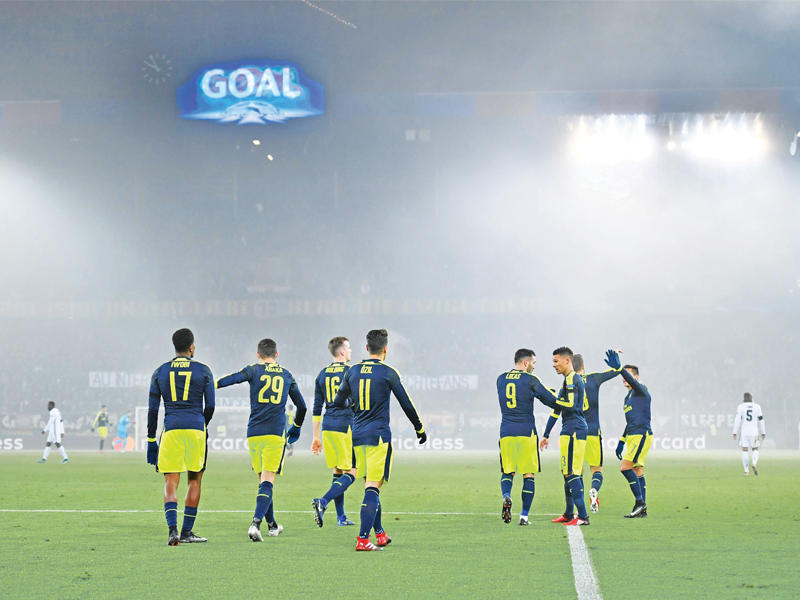 لاعبو أرسنال خلال مواجهة بازل في دوري الأبطال