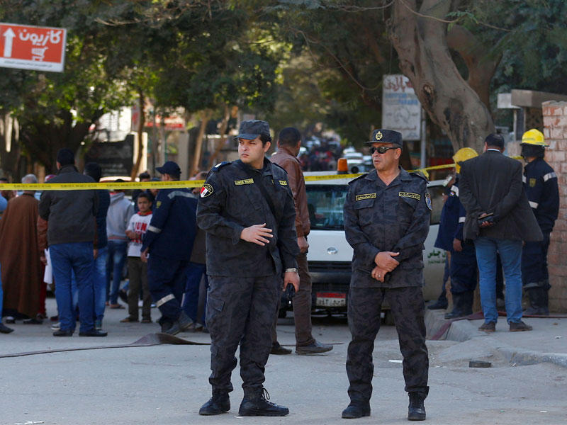 عناصر من «الأدلة الجنائية » وقوات الأمن في محيط موقع الانفجار بشارع الهرم أمس -الجريدة