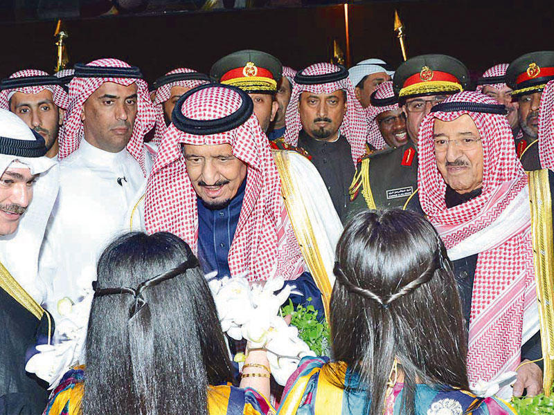 باقات ورد في استقبال الأمير وخادم الحرمين خلال زيارتهما «الأوبرا» 