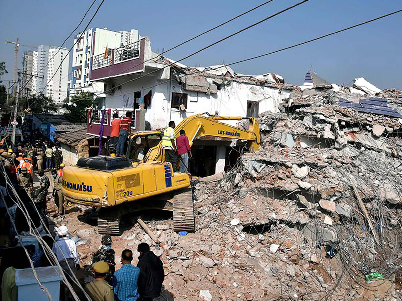 صورة اتخذت أمس لعمال الإنقاذ أثناء حفر أنقاض المبنى المنهار في حيدر أباد (المصدر AFP)