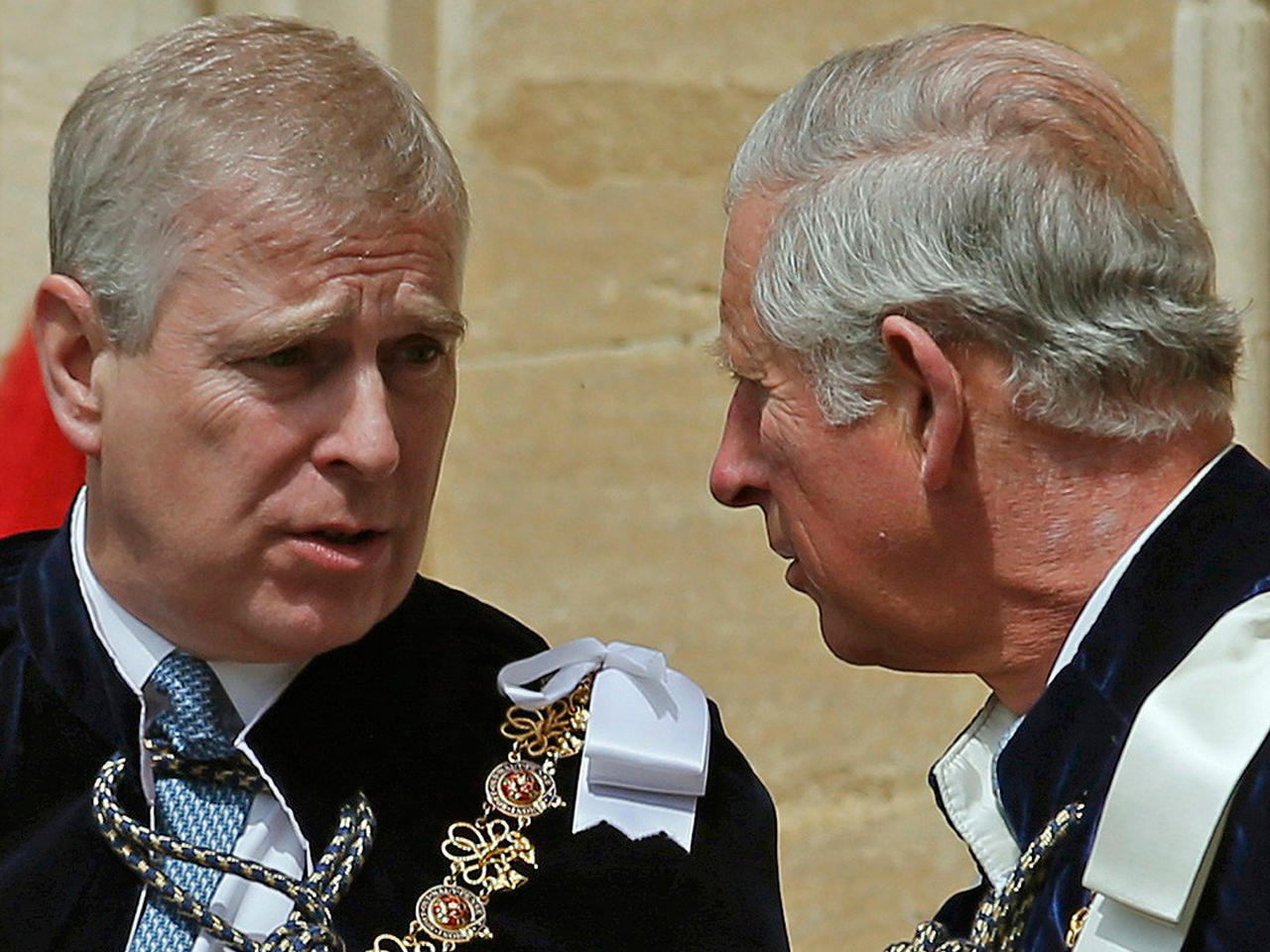 الأمير اندرو مع شقيقه ولي عهد بريطانيا الأمير تشارلز