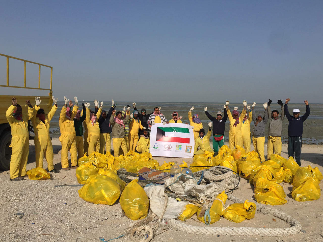 انتهاء عملية رفع 3 أطنان مخلفات في ساحل عشيرج