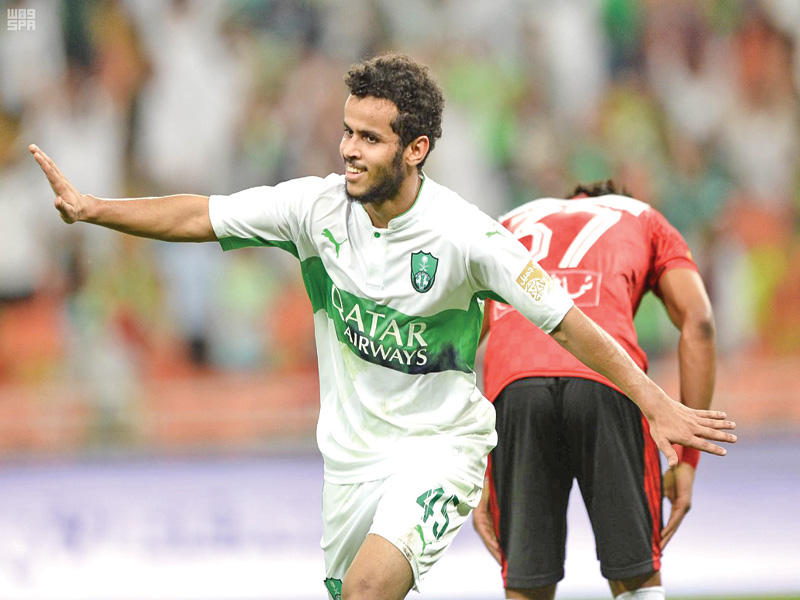 عبدالفتاح عسيري يحتفل بتسجيله هدف المباراة الوحيد في مرمى الرائد