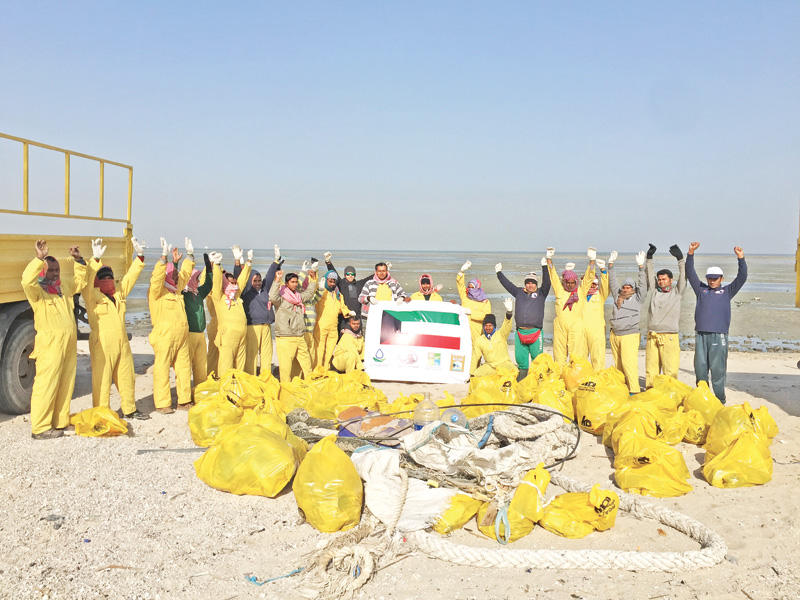 جانب من عملية رفع المخلفات البحرية