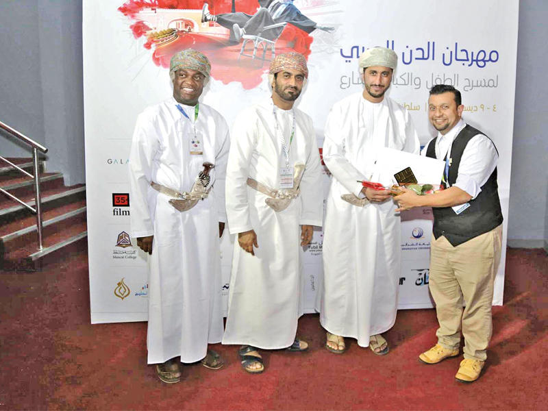 النصار يتسلم تكريمه من إدارة مهرجان الدن