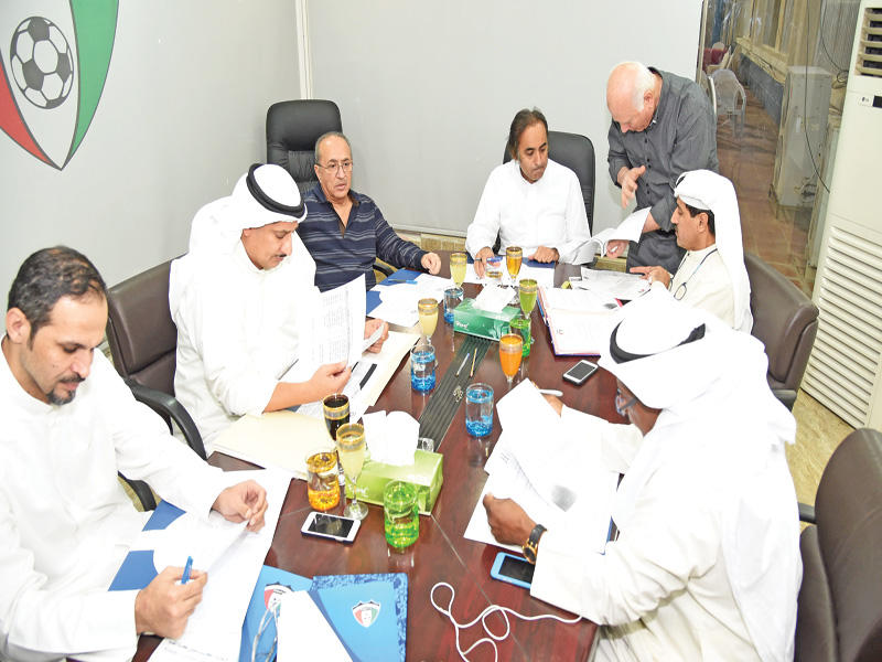 الحساوي في اجتماع سابق مع أعضاء مجلس الإدارة بحضور تقي