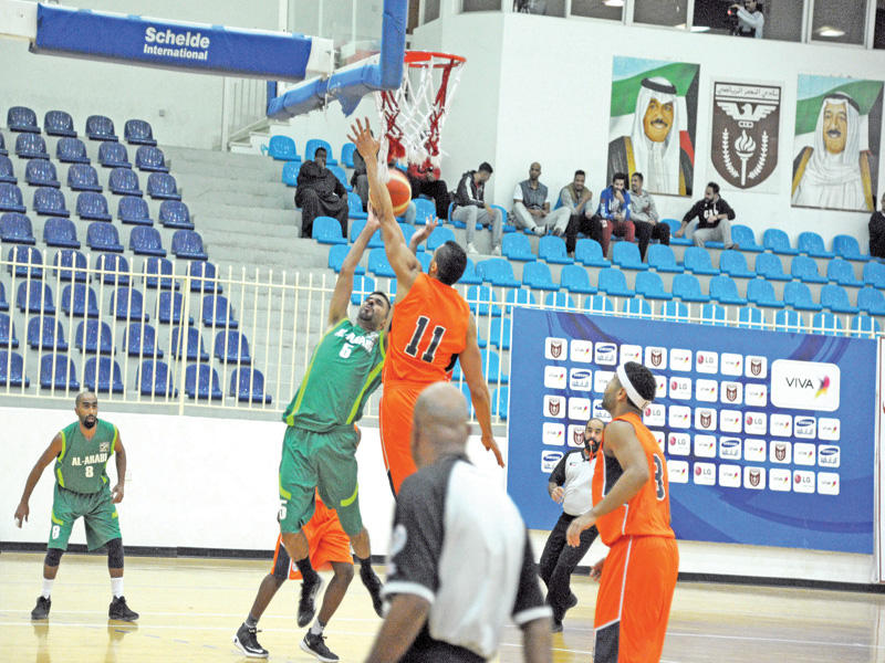 كرة مشتركة تحت السلة (تصوير عثمان شعيب)