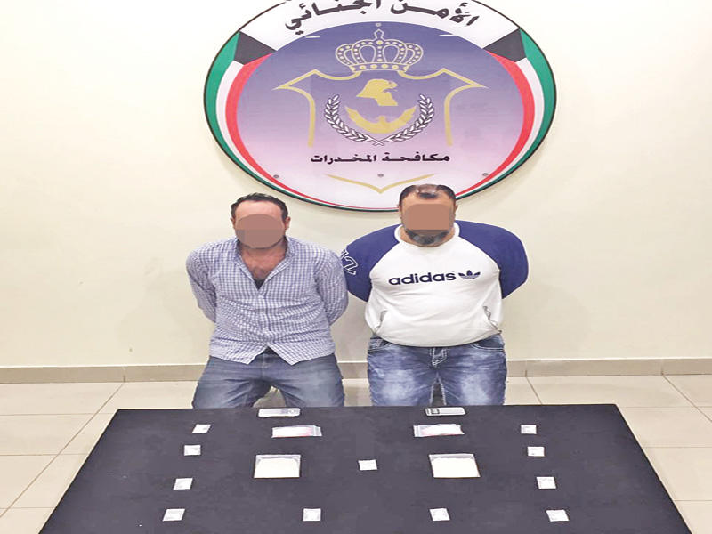 المتهمان وأمامهما المضبوطات