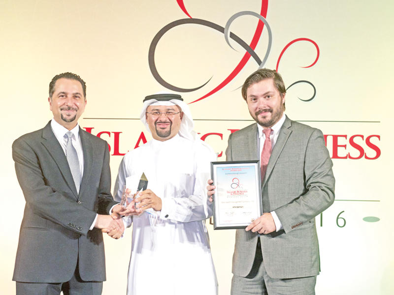 جواهري متسلماً الجائزة