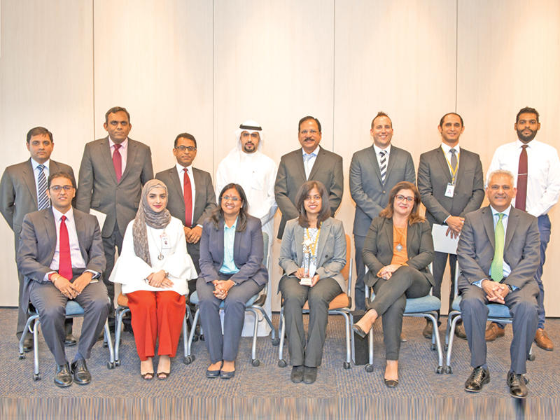 موظفو الإدارة المالية في صورة جماعية