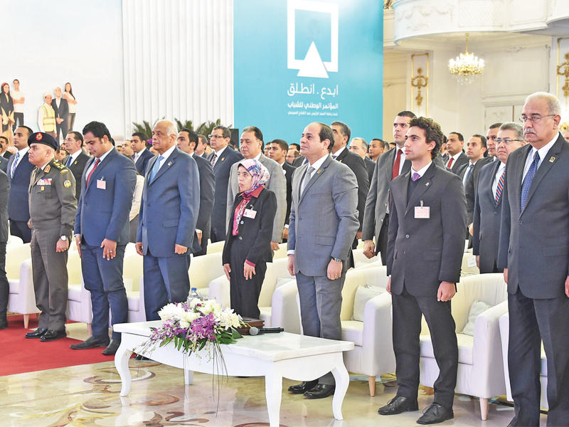 الرئيس السيسي يتقدم الصفوف في مؤتمر الشباب أمس