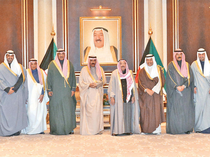 الأمير متوسطاً الحكومة الجديدة بعد أدائها اليمين الدستورية أمس